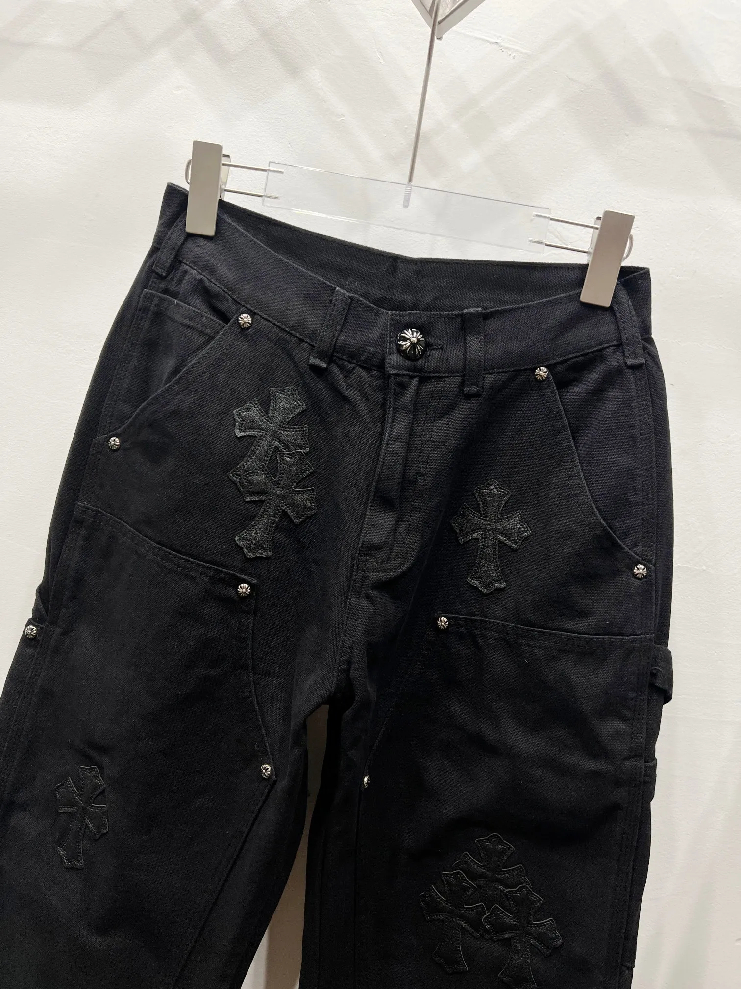 P260 Style No.: (c044) Chrome hearts Cross patch leather jeans workwear logging pants Chrome hearts logging pants are here! ! ! CH Croix Heart Double Knee Cross Patch Leather Bo1 Style Logging Pants Straight-leg Work Pants B136 Croix Heart Cross Sanskrit Overalls Price 4W Level, Patched Cross Pattern Decoration, High Waist Washed Jeans! ! Absolutely high-end luxury products, 1.9W level god-level single products, super popular products, made by top heavy industry, not to be missed. About Zangyin, this is an extremely luxurious fashion brand, which can also be called the nobles of the high street. It has always been an exclusive brand of some hipsters or rich second generation. Compared with ordinary high streets, it is more luxurious and noble. Compared with luxury brands, it has a more fashionable personality and has always been a brand that I have a special liking for. Imported yarn is custom-woven into a high-density twill canvas, which ensures a crisp silhouette while also making the fabric feel very delicate. It follows the B01 classic silhouette, with a crisp and stylish upper body. The ready-made garments are stone-ground and fermented, so they can be matched with any style. Buttons and brushed zinc are washed with genuine YKK retro metal products. Double-layered canvas on the front. Perfect details. All hardware is perfect. Size: s-XXL Color: Black